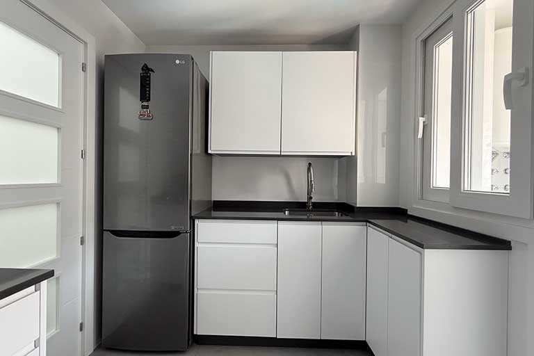 03-cocina-blanca-negra
